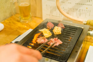 梅田・南森町周辺で一人焼肉・カウンター飲みなら｜仕事帰りにサクッと寄れるホルモンの名店