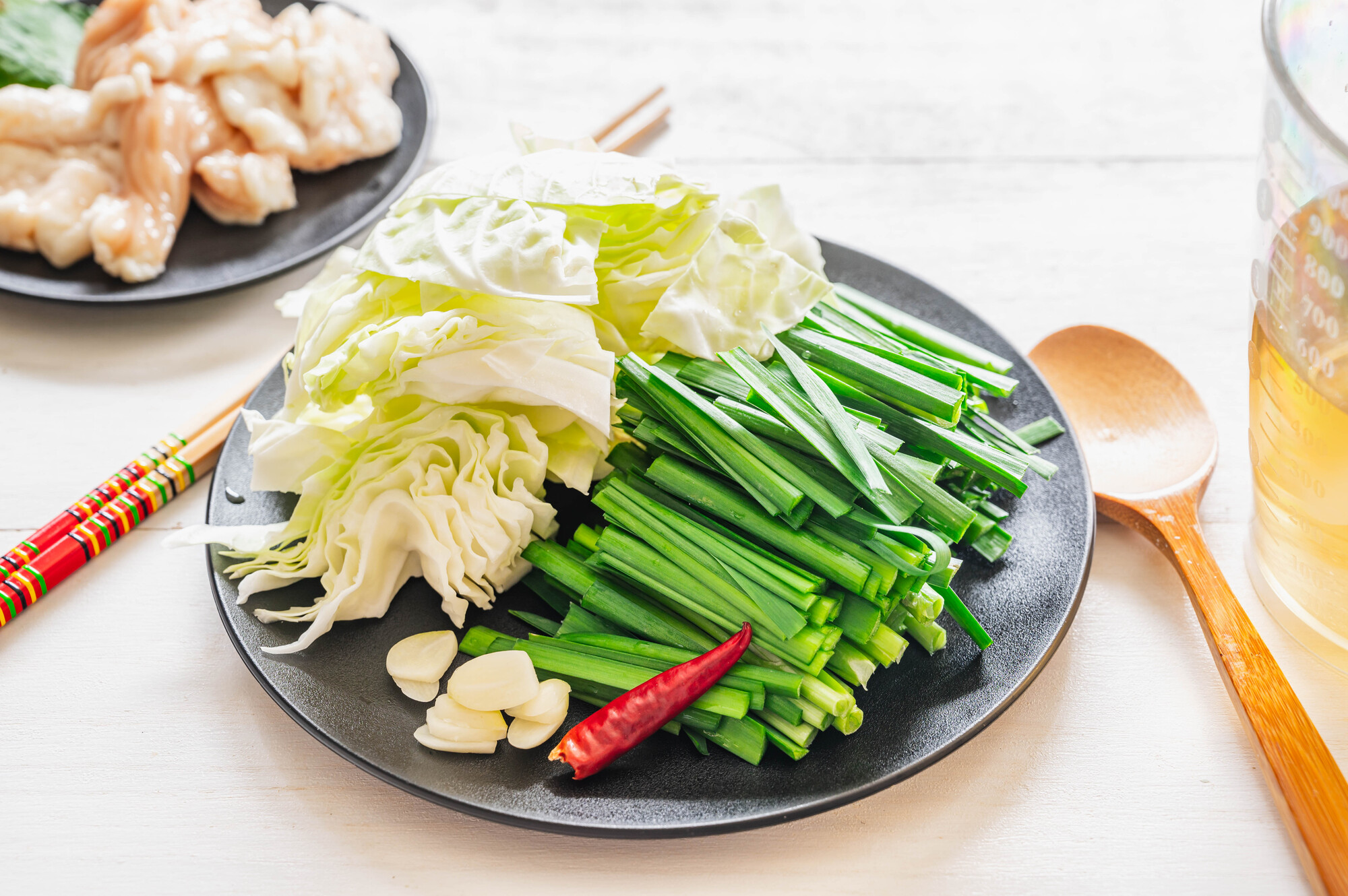 もつ鍋の旨味を引き立てる王道の具材とは?