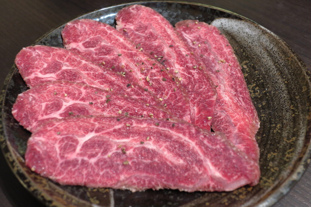 関西焼肉の定番「ツラミ（ホホ肉）」とは？濃厚な旨味を引き出すタレの秘密