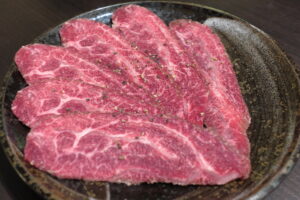 関西焼肉の定番「ツラミ（ホホ肉）」とは？濃厚な旨味を引き出すタレの秘密